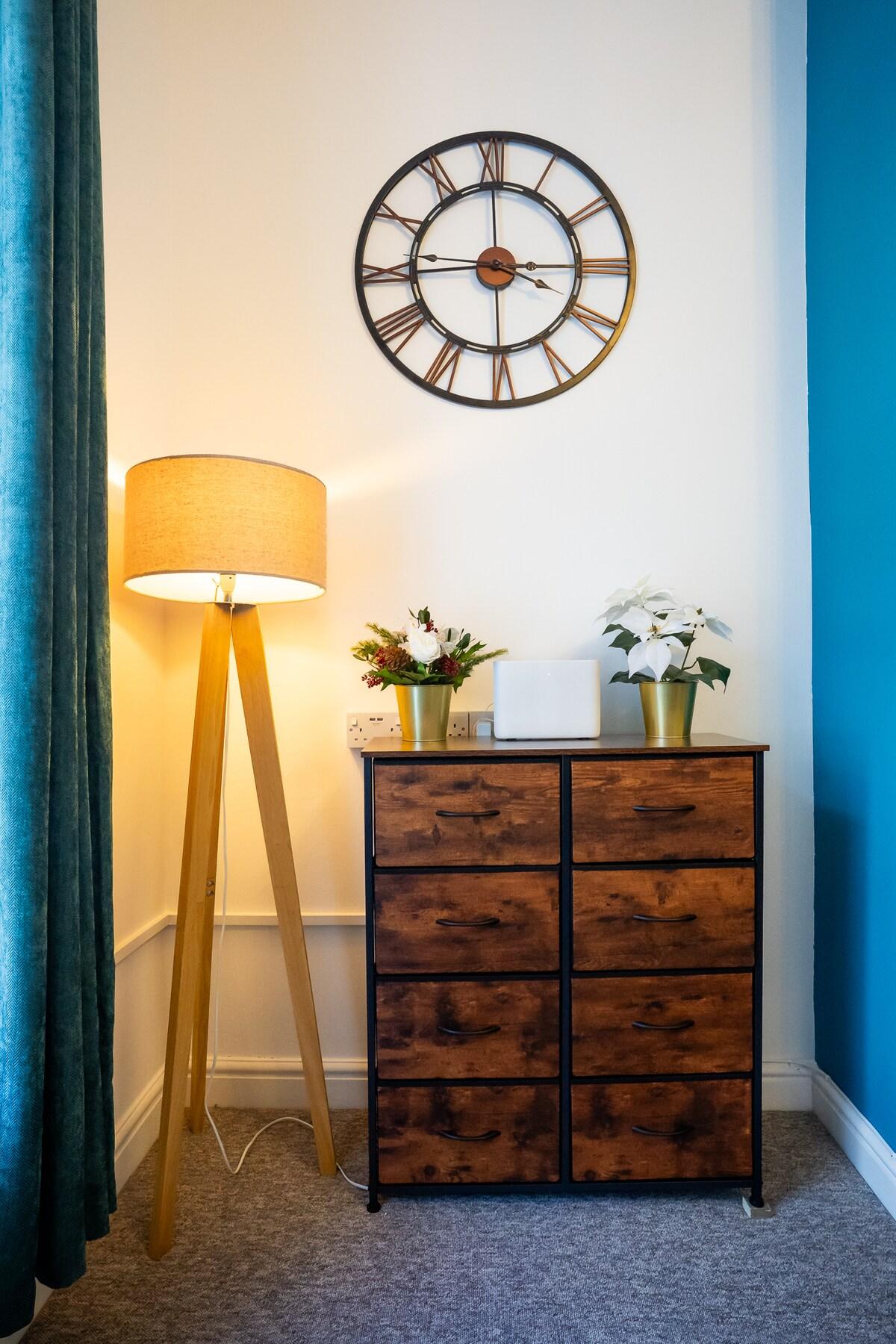 4BR Yeovil Stay| Sleeps 8 | Work & Family Friendly5
