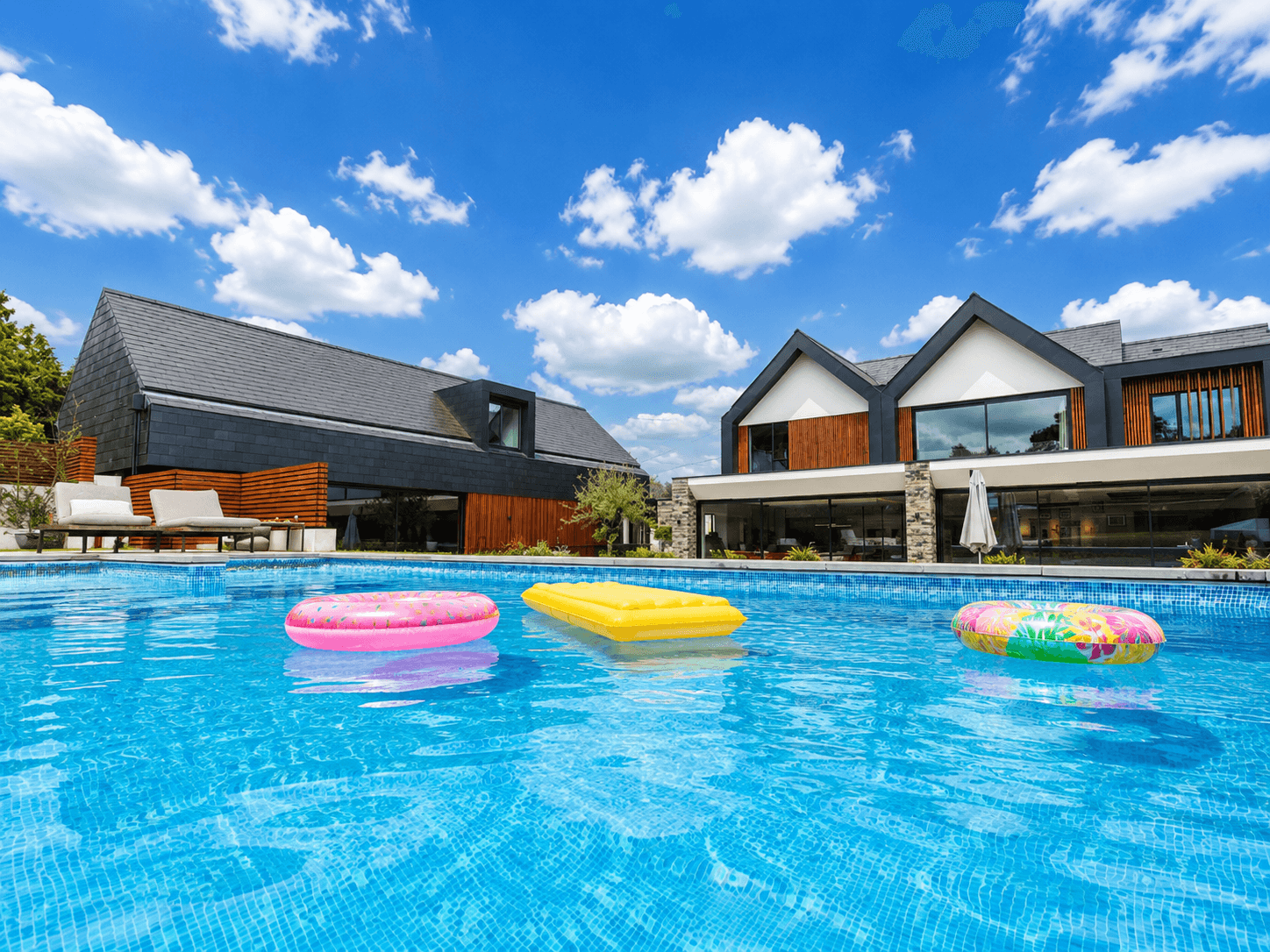 Modern Luxury House Pool Cinema Sauna Games Bar1