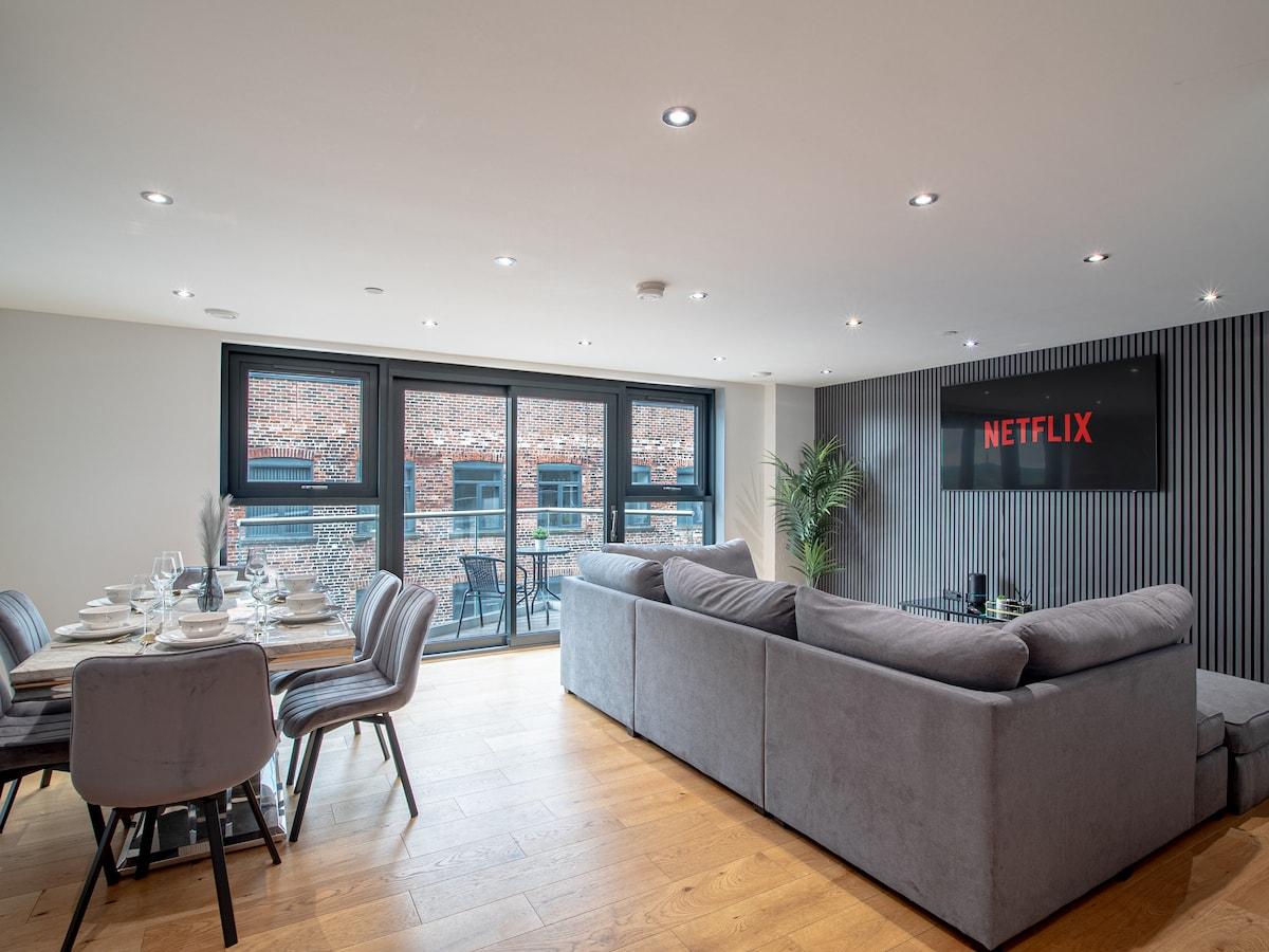 Luxury Balcony Penthouse Riverside | Parking