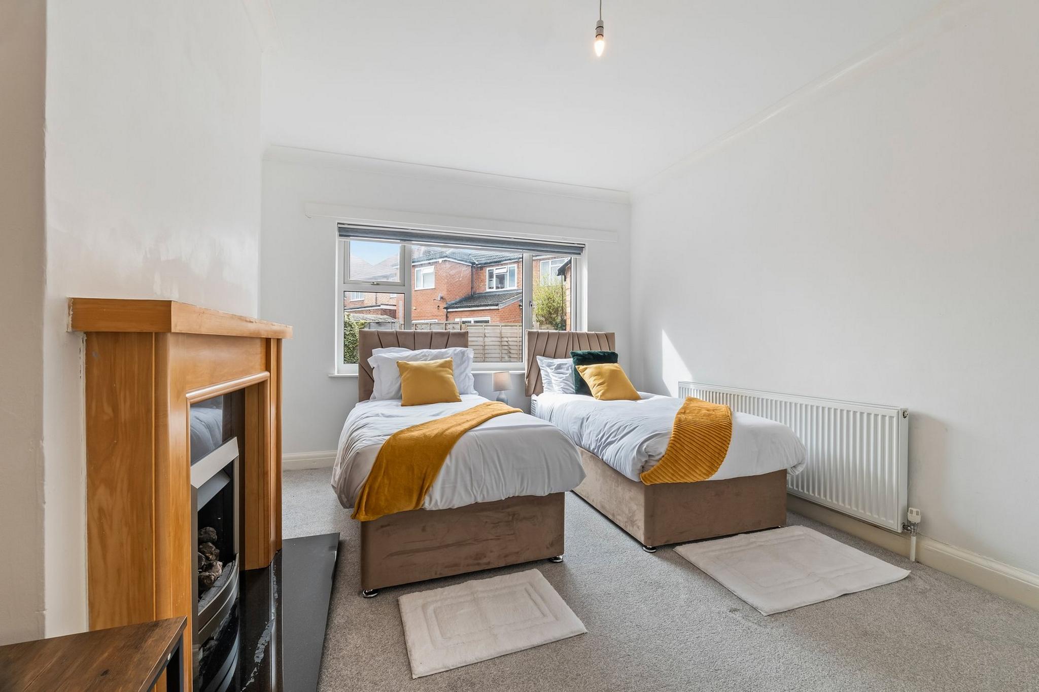 4-Bed House | Leicester | Driveway Parking4