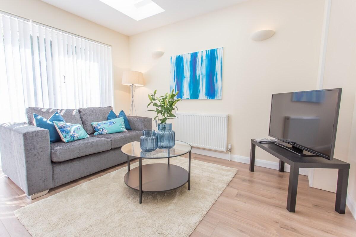 Modern | Open Plan | 2BR | 6 Guests | Garden/Patio