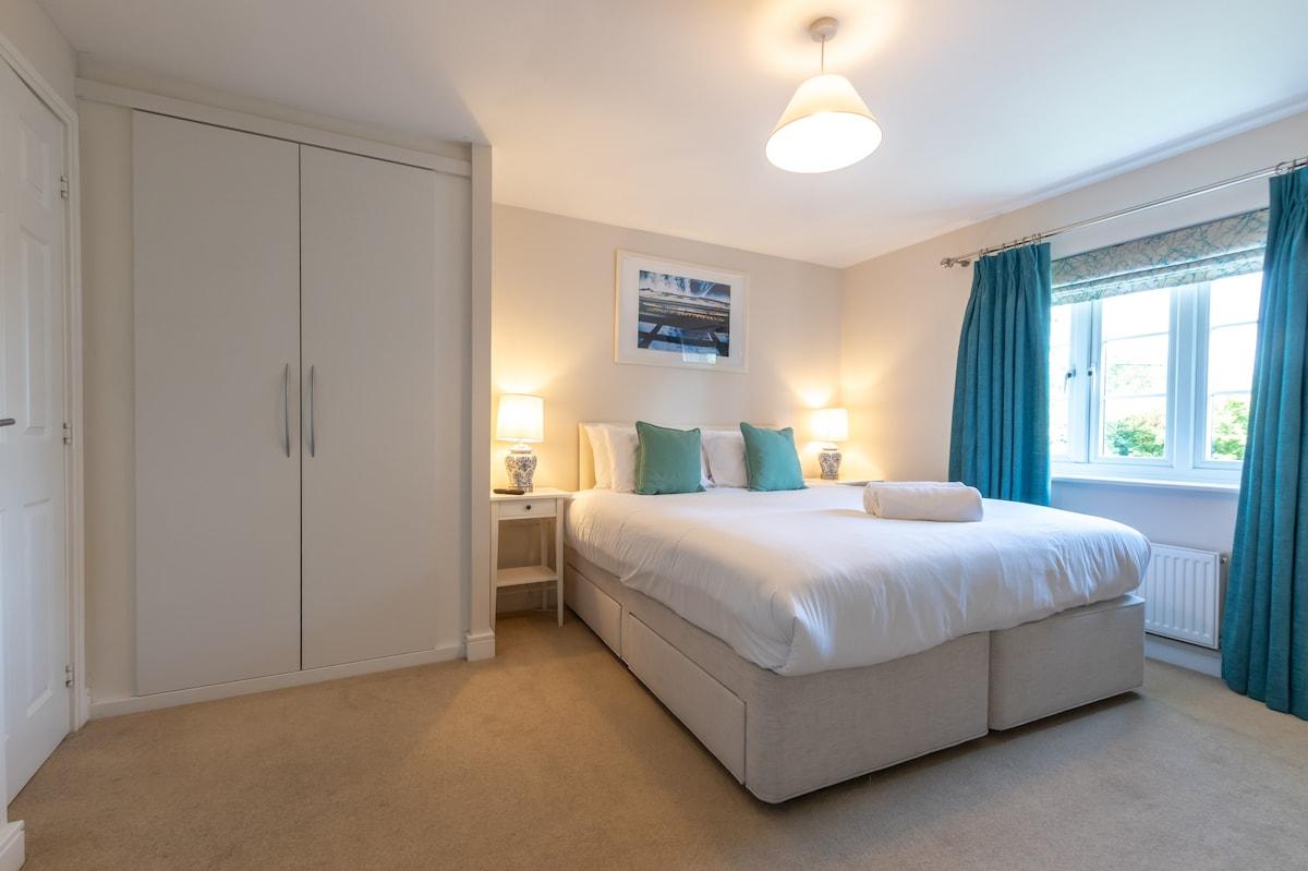 Modern 4 Bed Home | Parking | Near Basingstoke5