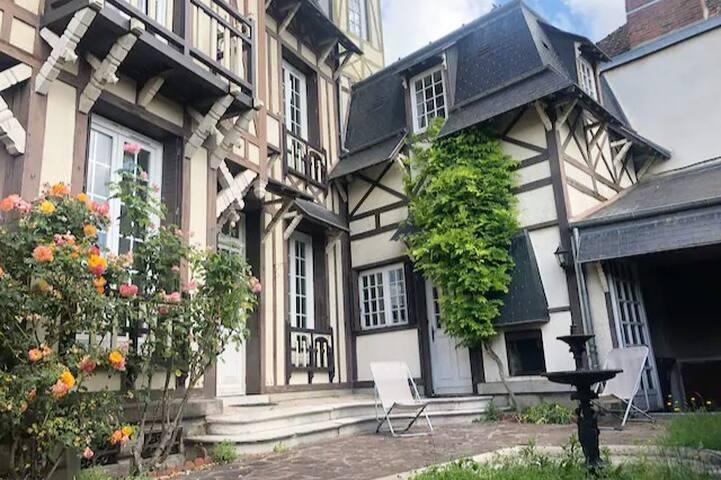 MANOR HOUSE, across station to Paris in under 1h !3