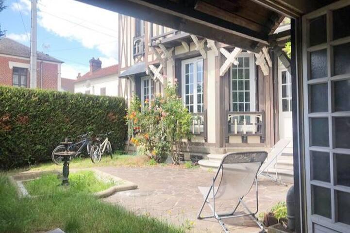 MANOR HOUSE, across station to Paris in under 1h !4