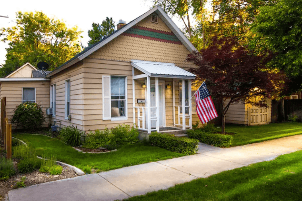 *Hip & Homey Abode* 1 Block to Eateries & Coffee2