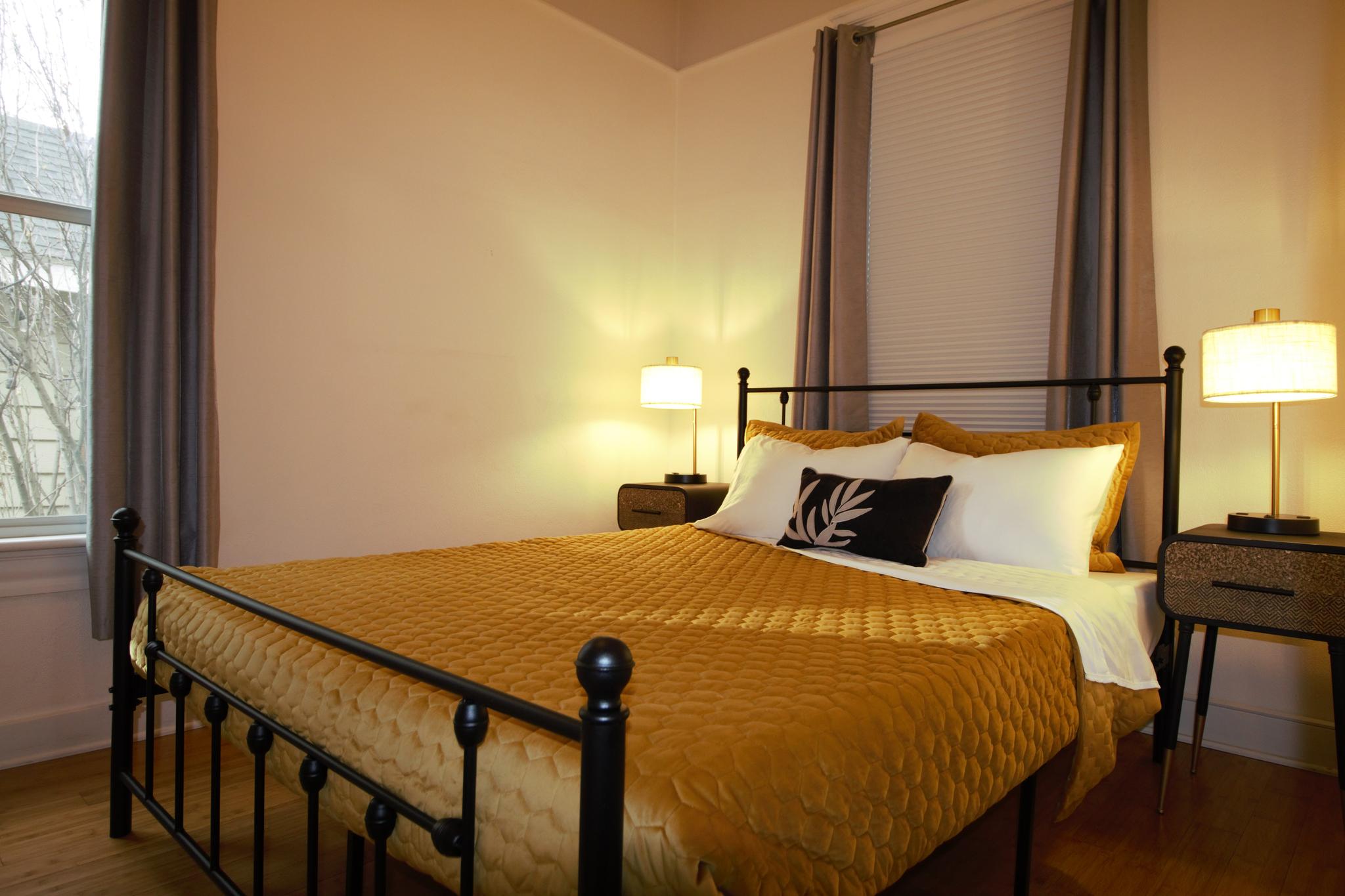 *Hip & Homey Abode* 1 Block to Eateries & Coffee4