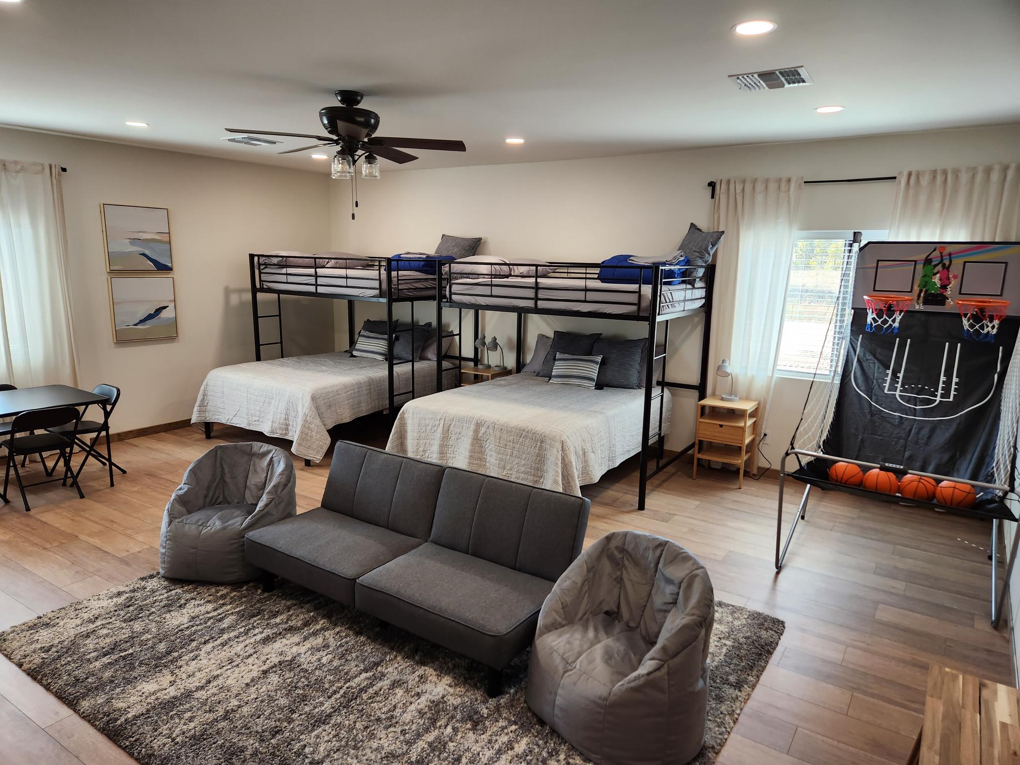 Cabin #3 Family Friendly, Basketball, Sleeps 164