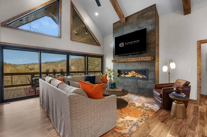 NEW Luxe Cabin w/ 4 Fireplaces, Sonos, EV charger3
