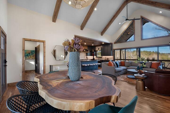 NEW Luxe Cabin w/ 4 Fireplaces, Sonos, EV charger4