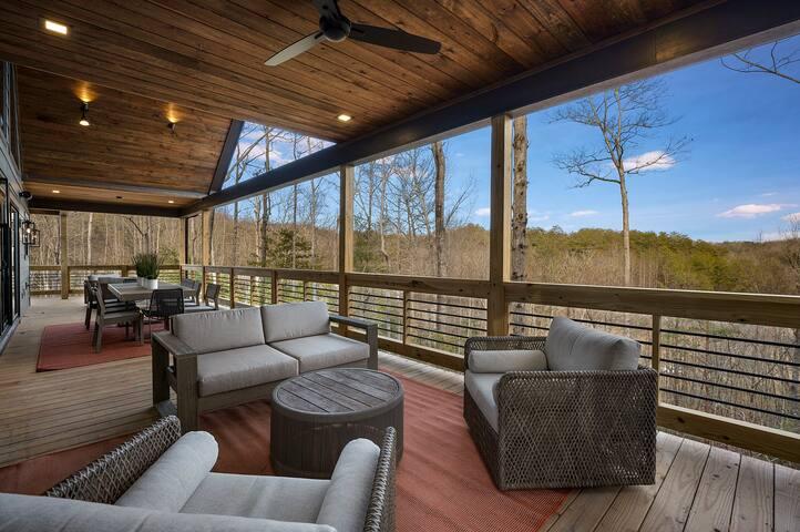 NEW Luxe Cabin w/ 4 Fireplaces, Sonos, EV charger5