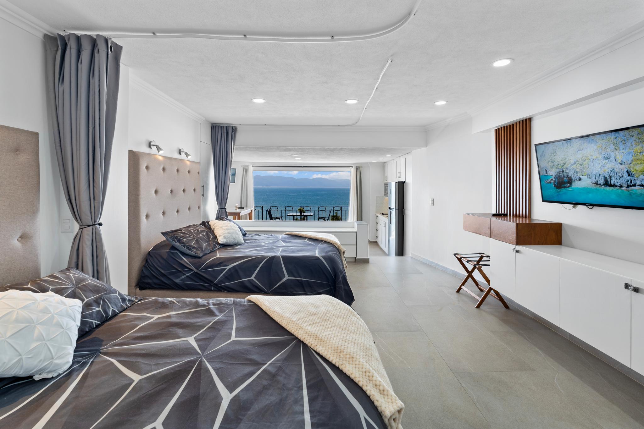 Luxury Condo just steps away from the Beach!4