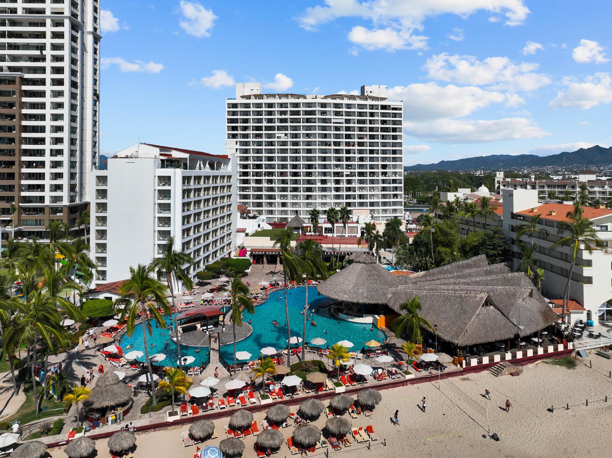 Luxury Condo just steps away from the Beach!6