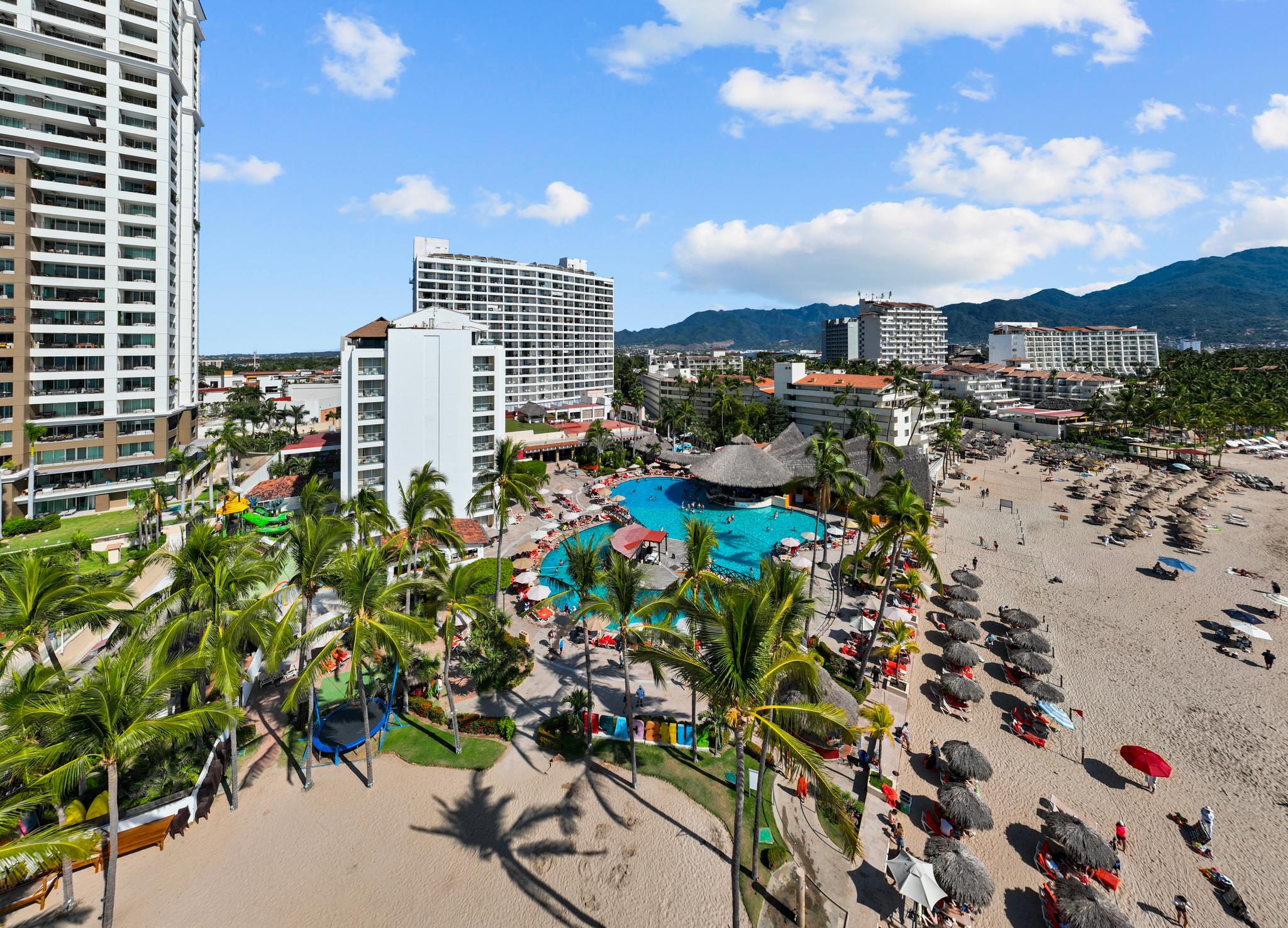 Luxury Condo just steps away from the Beach!3