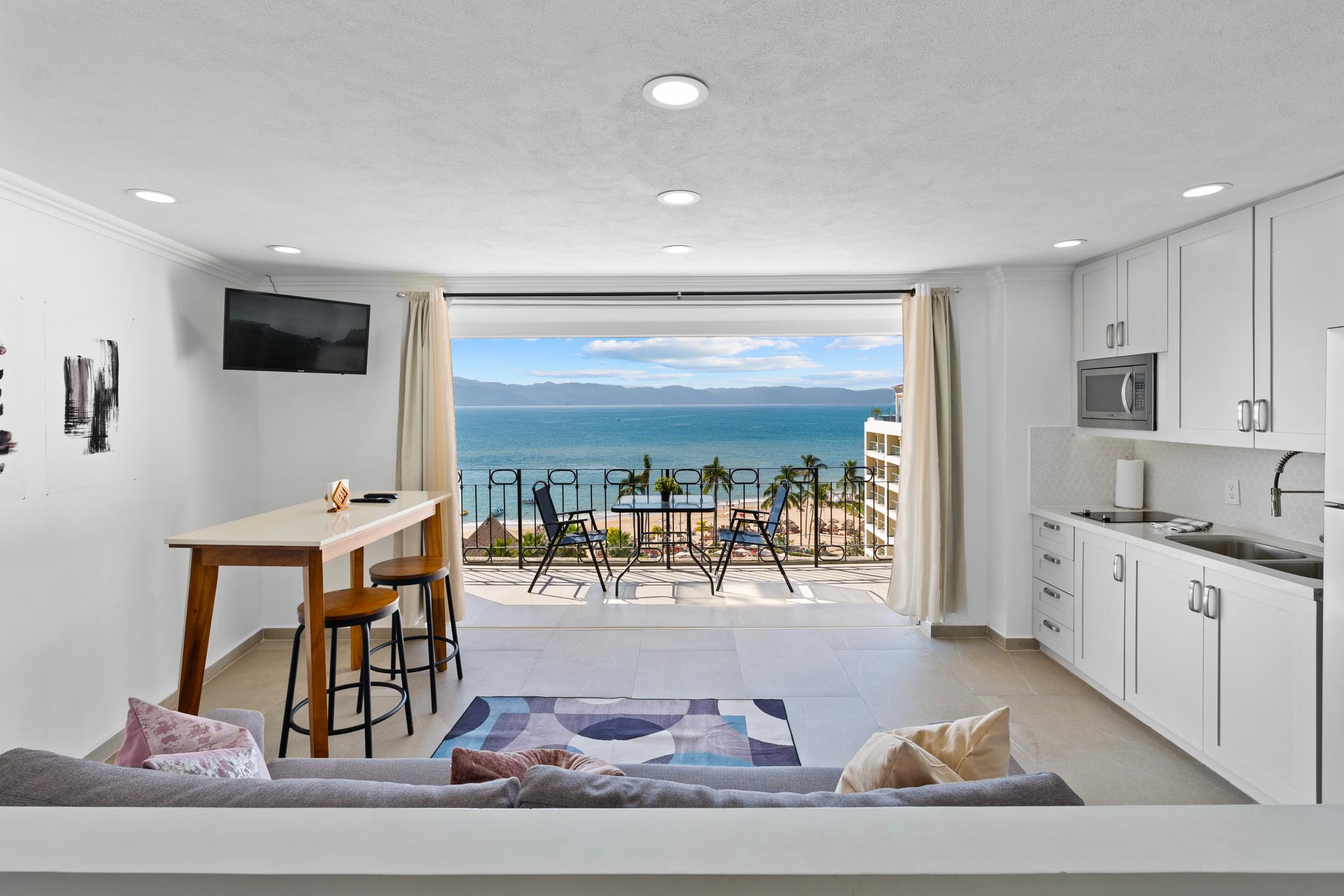 Luxury Condo just steps away from the Beach!2