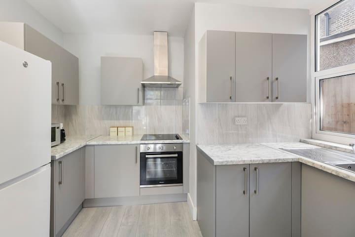 Large House next Central Romford Transport6