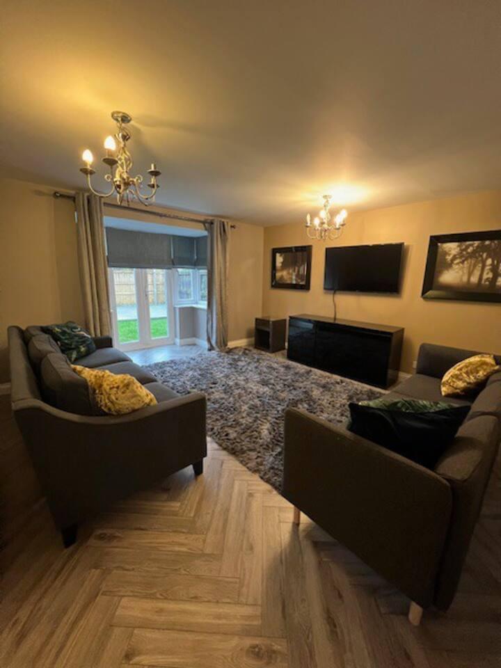 Wrexham Retreat Villa 4 Bedroom 4 Beds 3 Bath,2