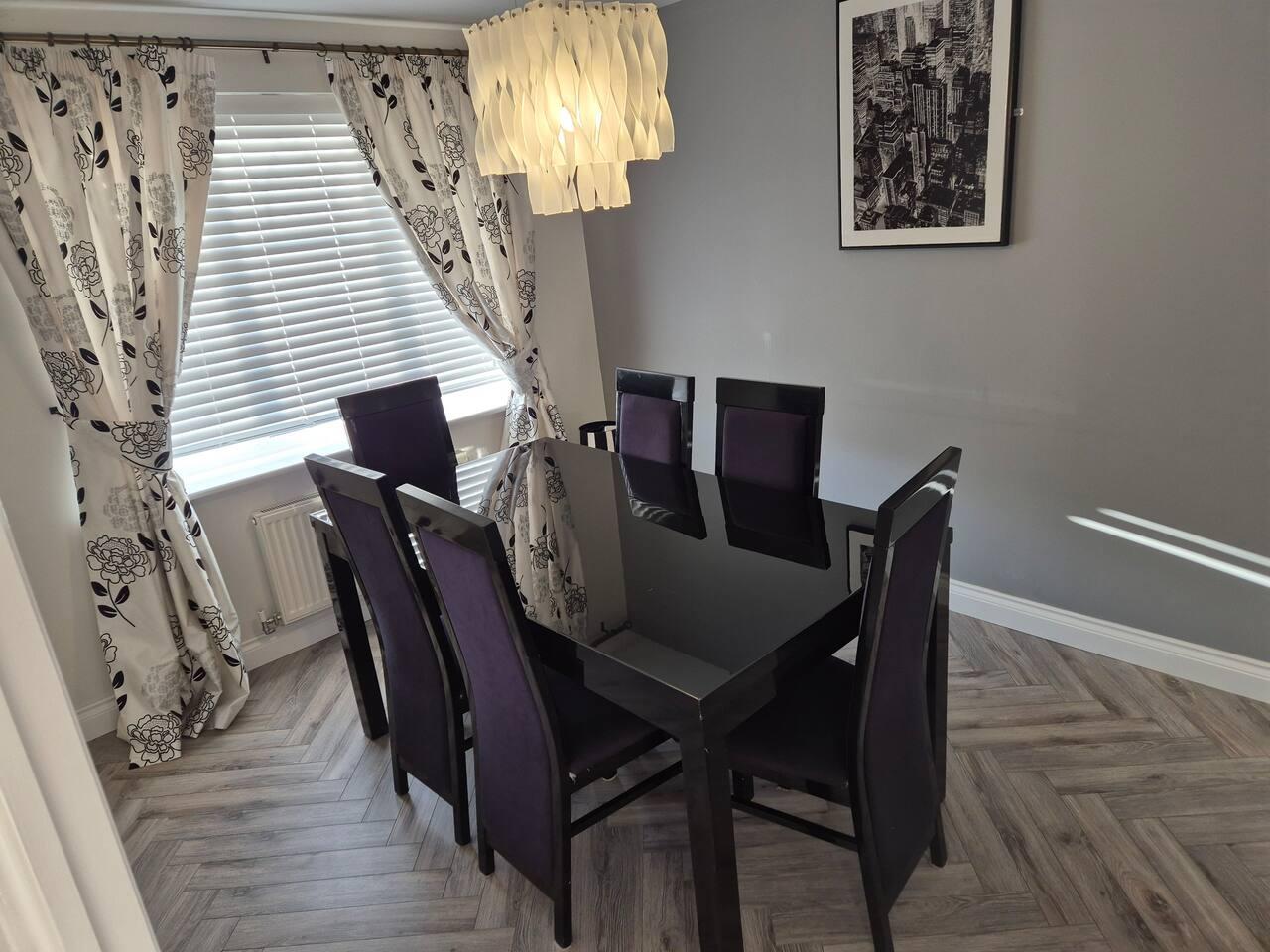 Wrexham Retreat Villa 4 Bedroom 4 Beds 3 Bath,3