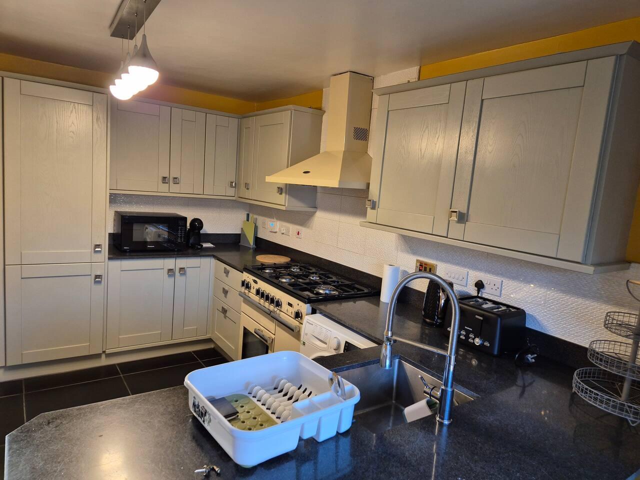 Wrexham Retreat Villa 4 Bedroom 4 Beds 3 Bath,5