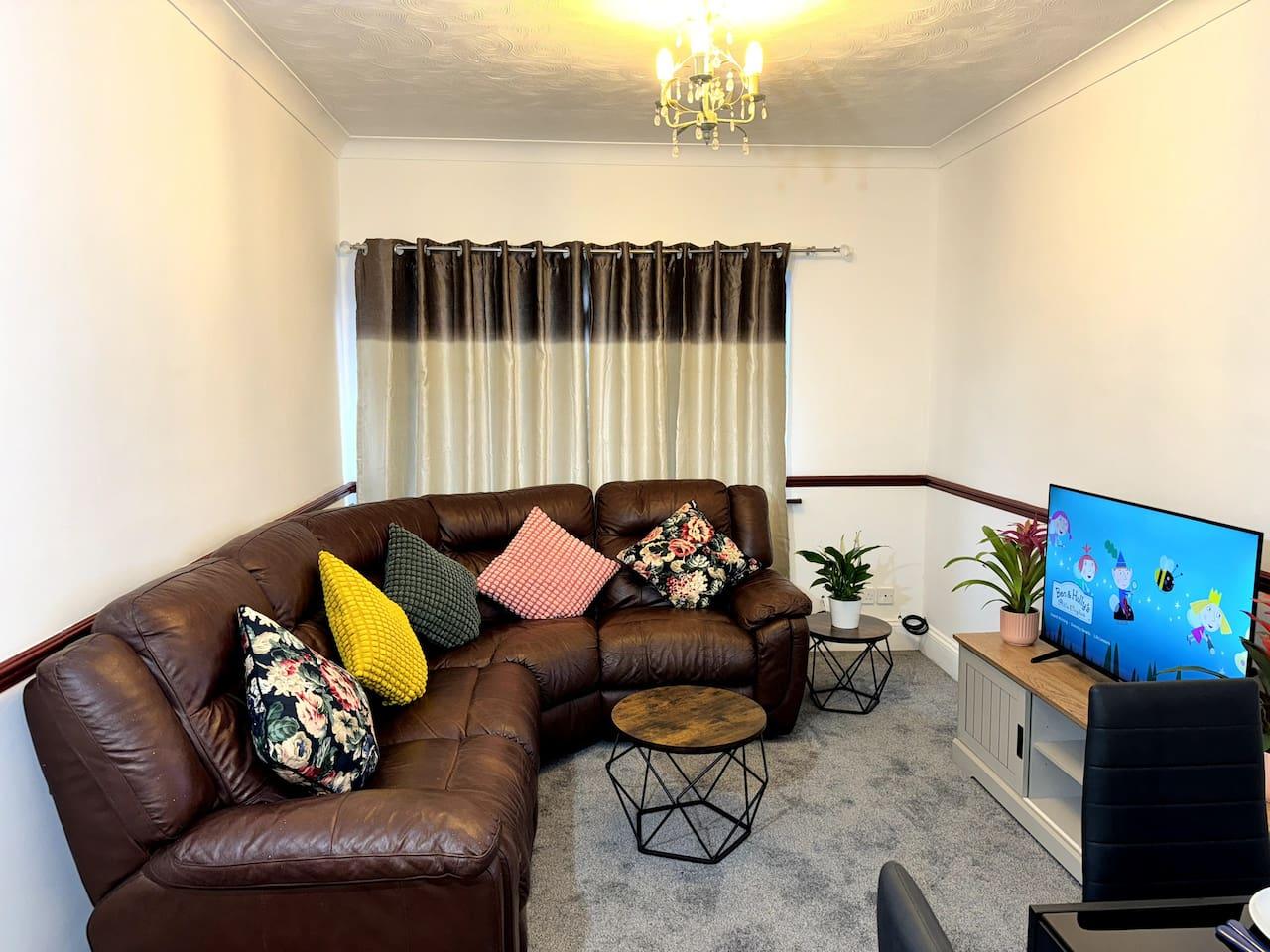 Sunny Beachside Apt with Free Parking6