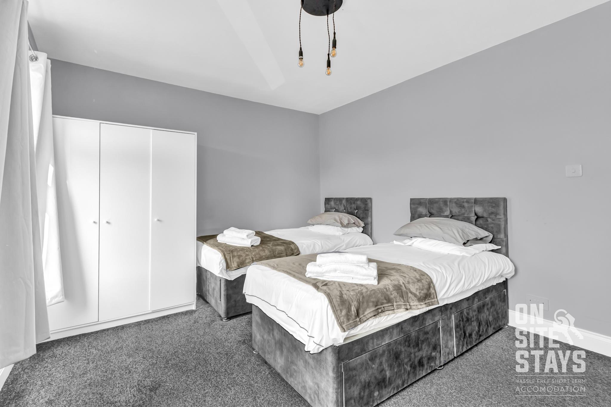 3 bedroom, 2 bathroom, driveway and Garden6