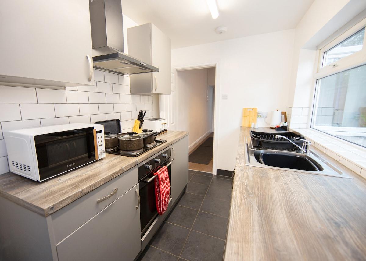 3 Beds | Contractor Ready | Wi-Fi | Street Parking2