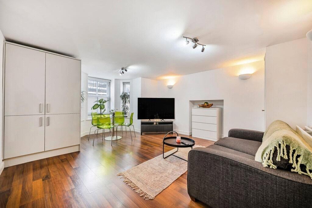 Central 2-Bed, 2-Bath + Sofa Bed3