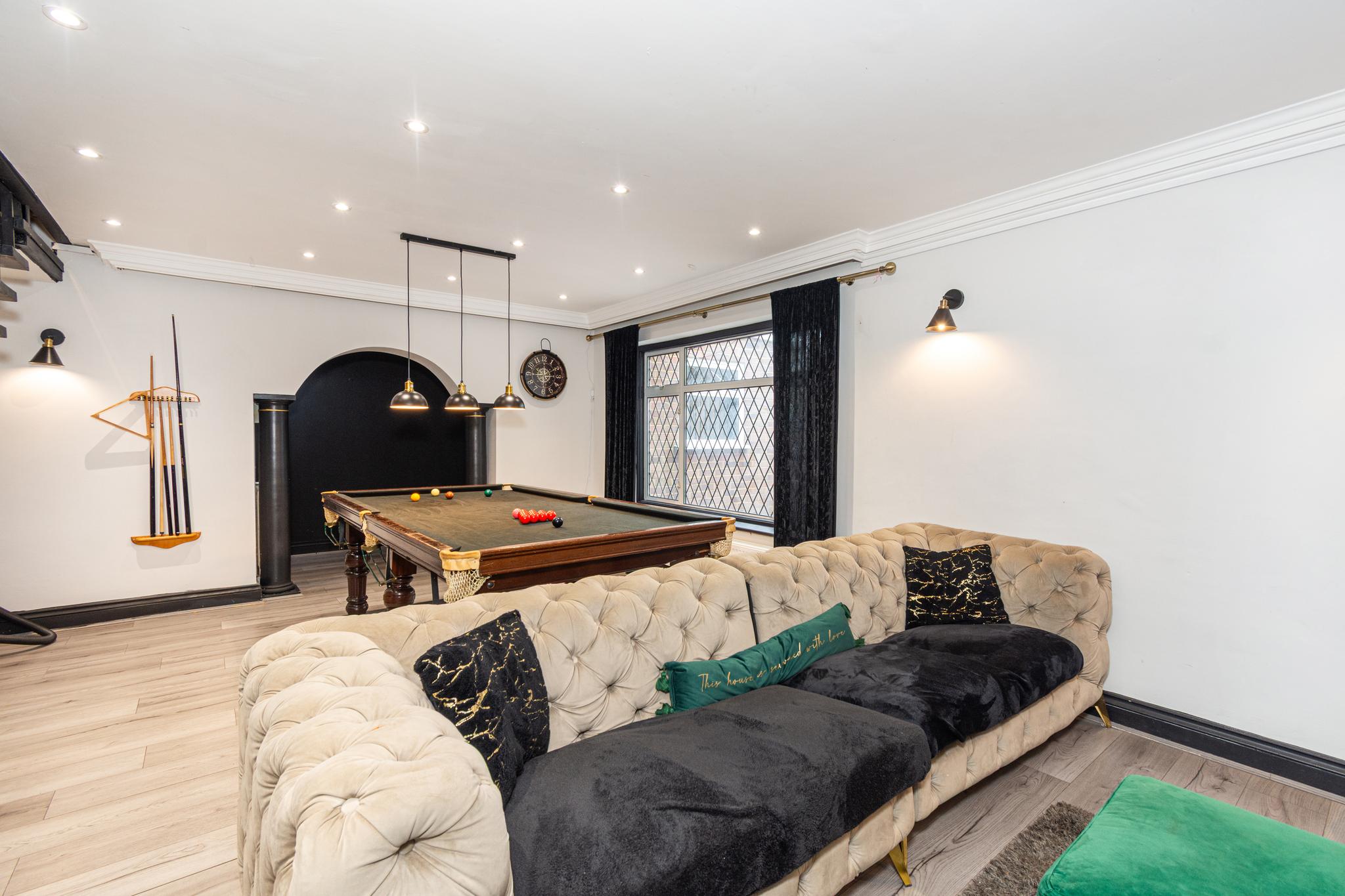 Slough Fun Home w/ Hot tub, Cine, Garden & Parking2