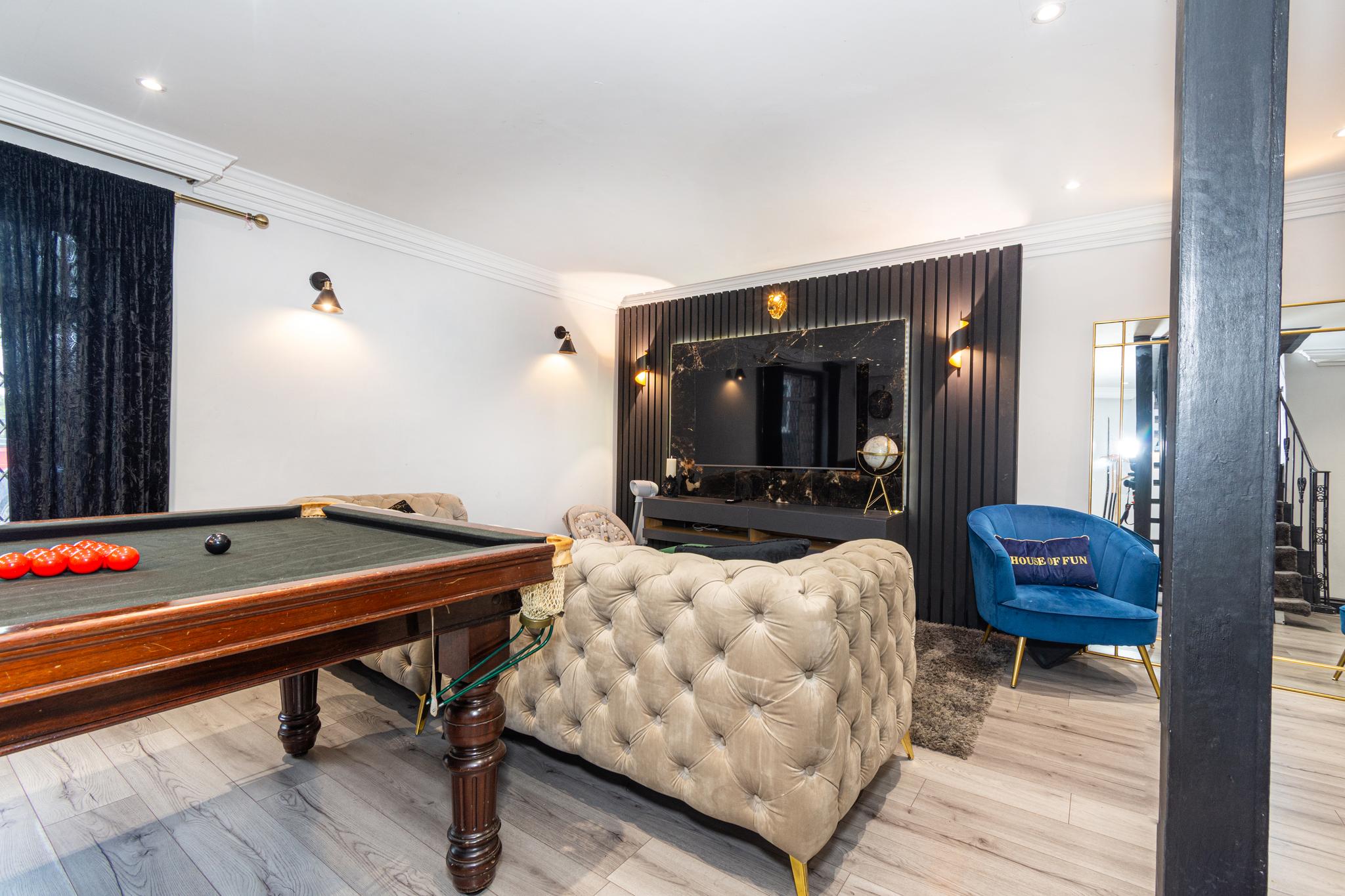 Slough Fun Home w/ Hot tub, Cine, Garden & Parking3