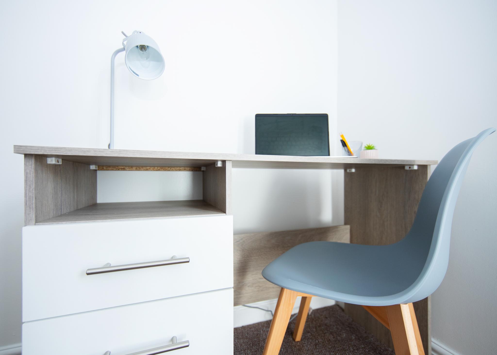3 Beds | Contractor Ready | Wi-Fi | Street Parking3