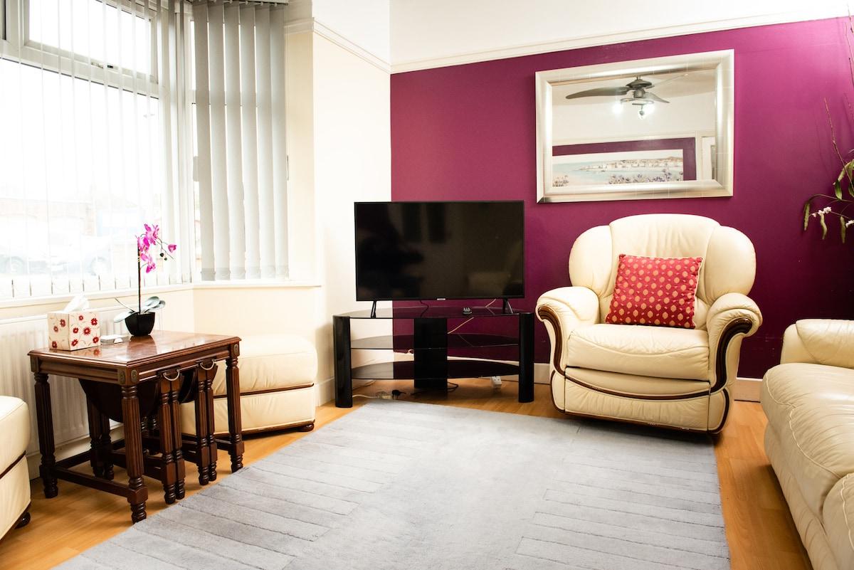 Stylish Retreat: 3BR Bungalow in Central Leicester