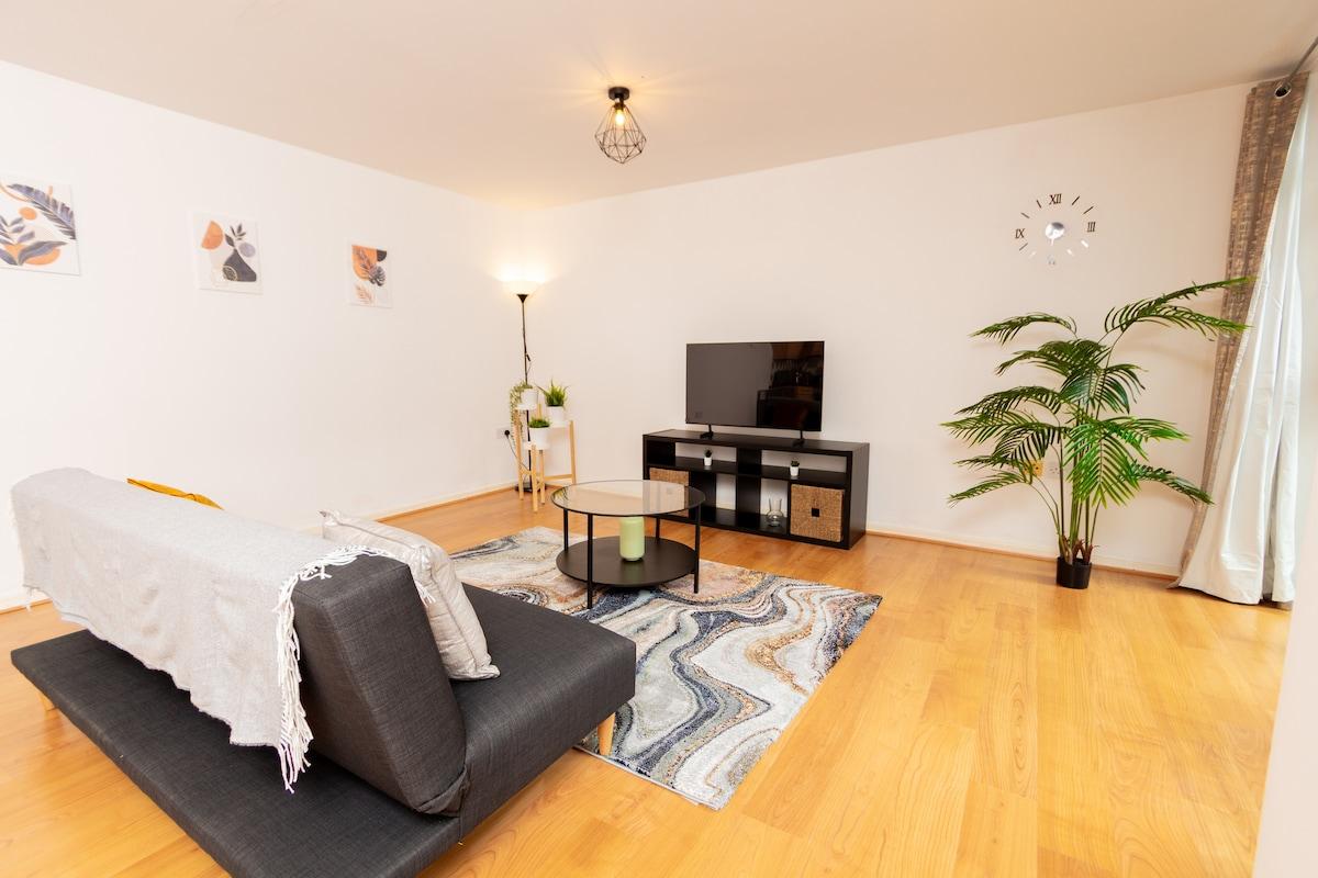 City Centre Getaway: Modern 1BR with Parking2