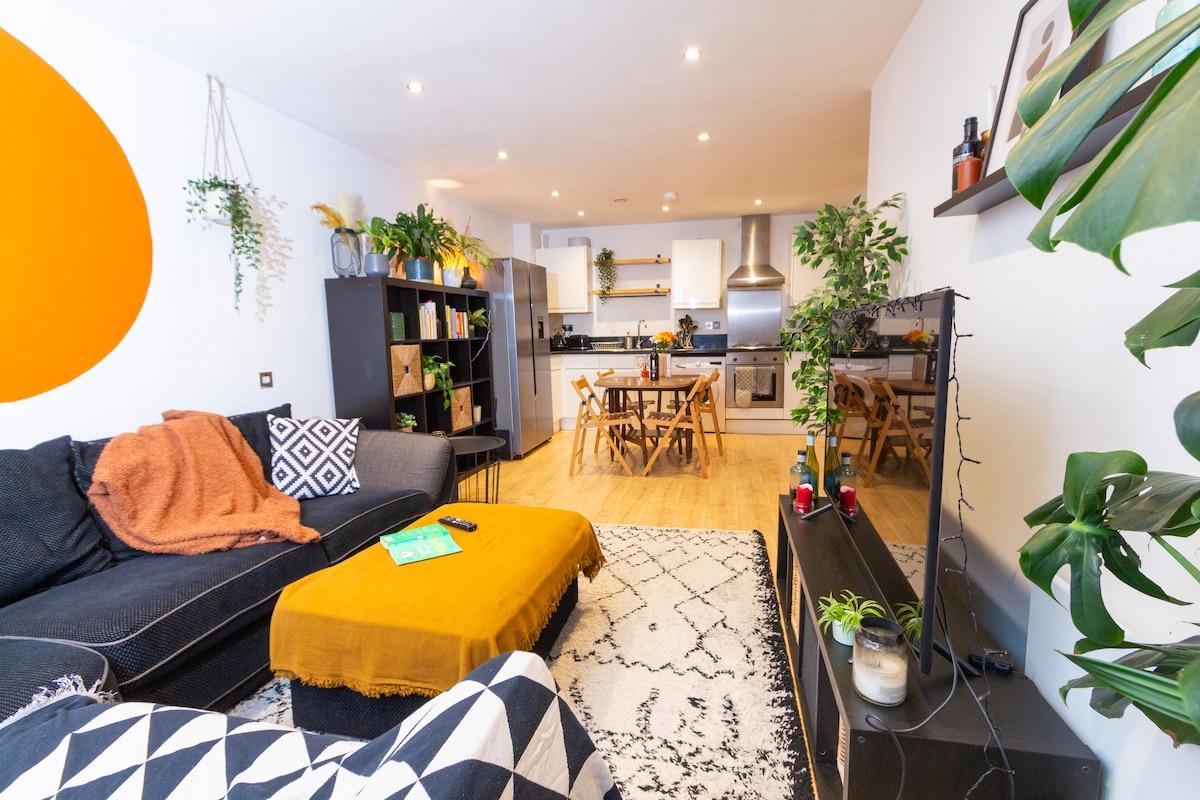 Modern Retreat: 2BD Apt with Lush Greenery2
