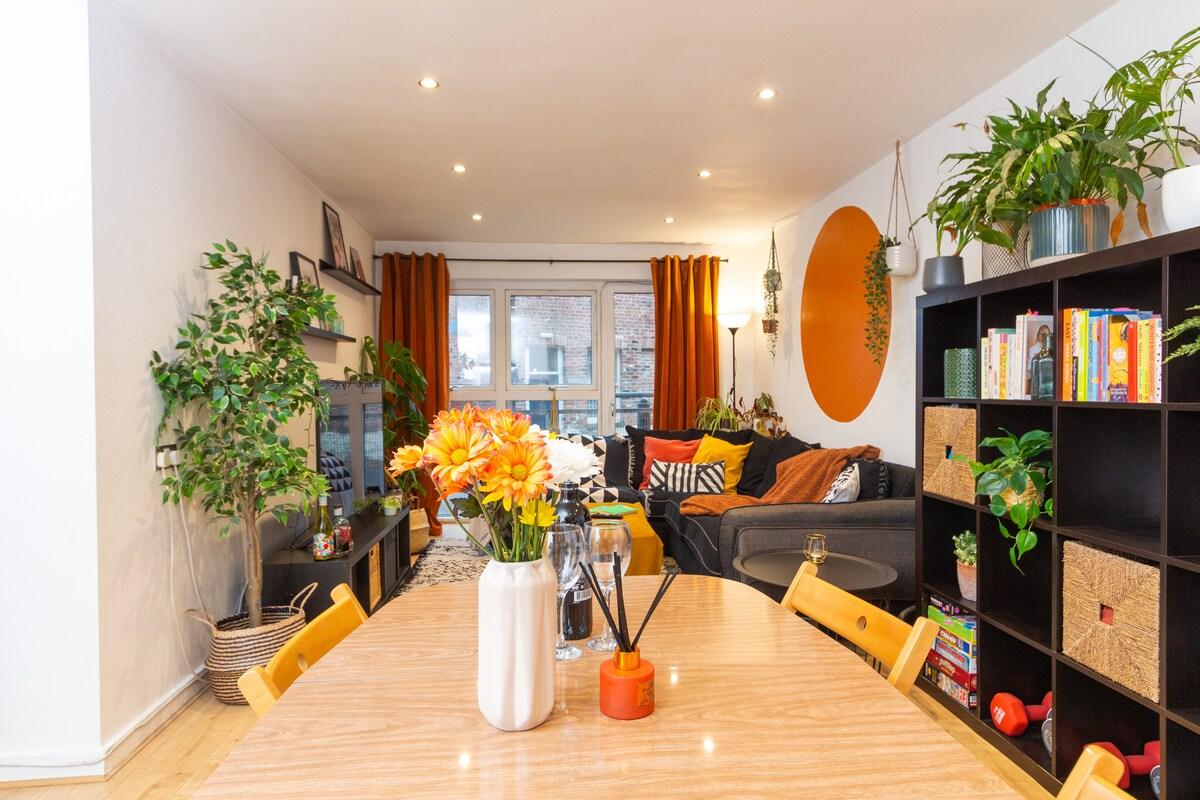 Modern Retreat: 2BD Apt with Lush Greenery4