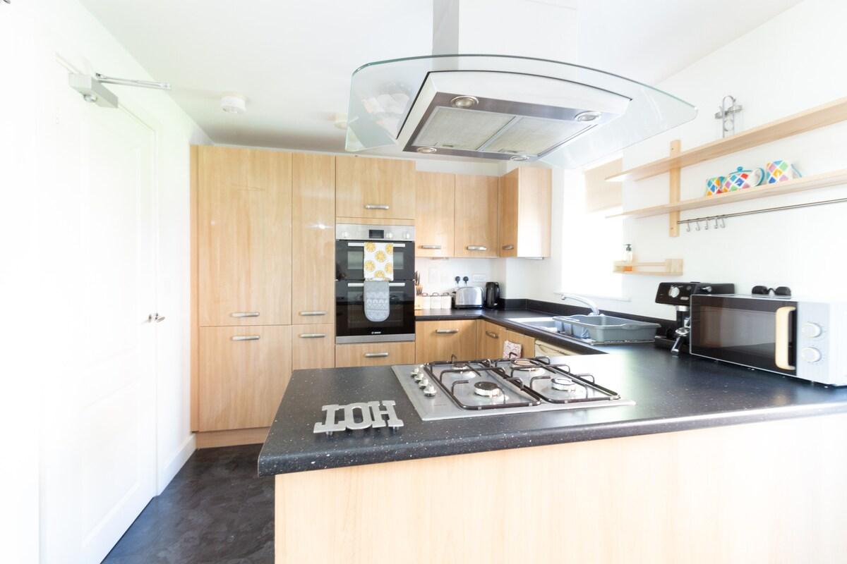 Homely 4BD Townhouse - Next to Hanley Park4