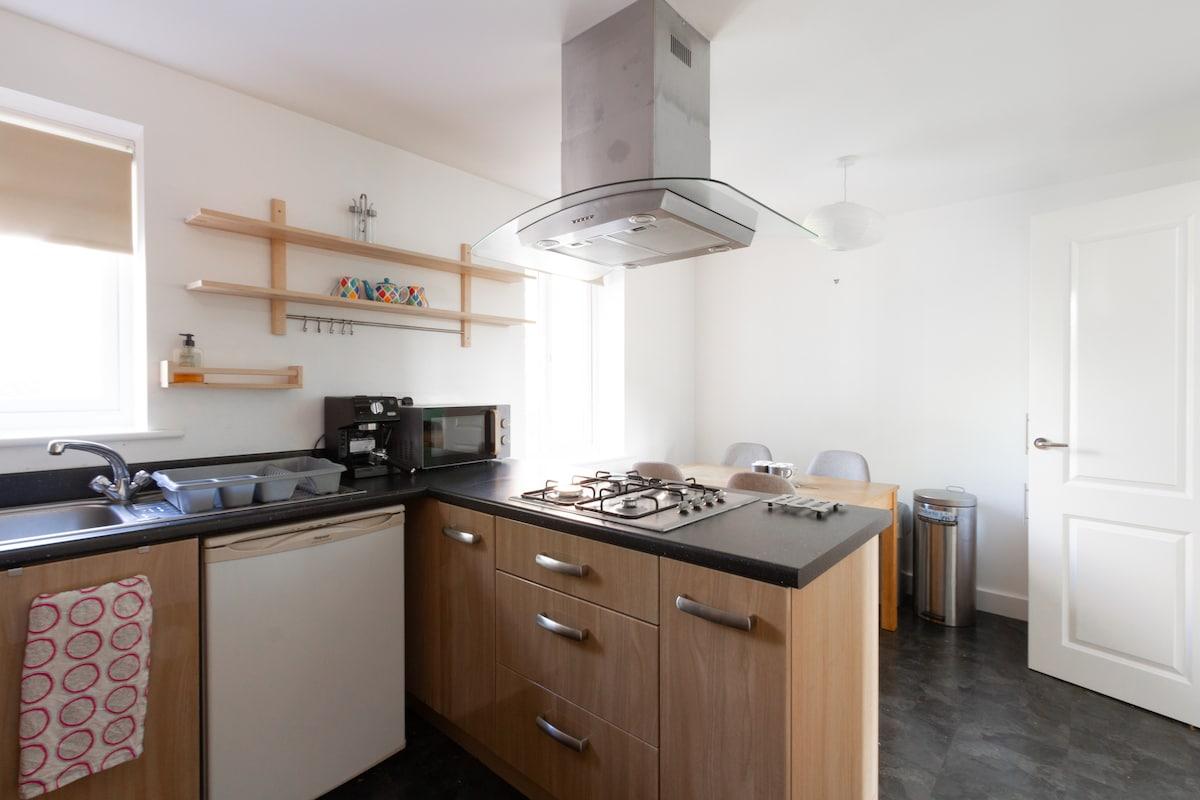 Homely 4BD Townhouse - Next to Hanley Park5