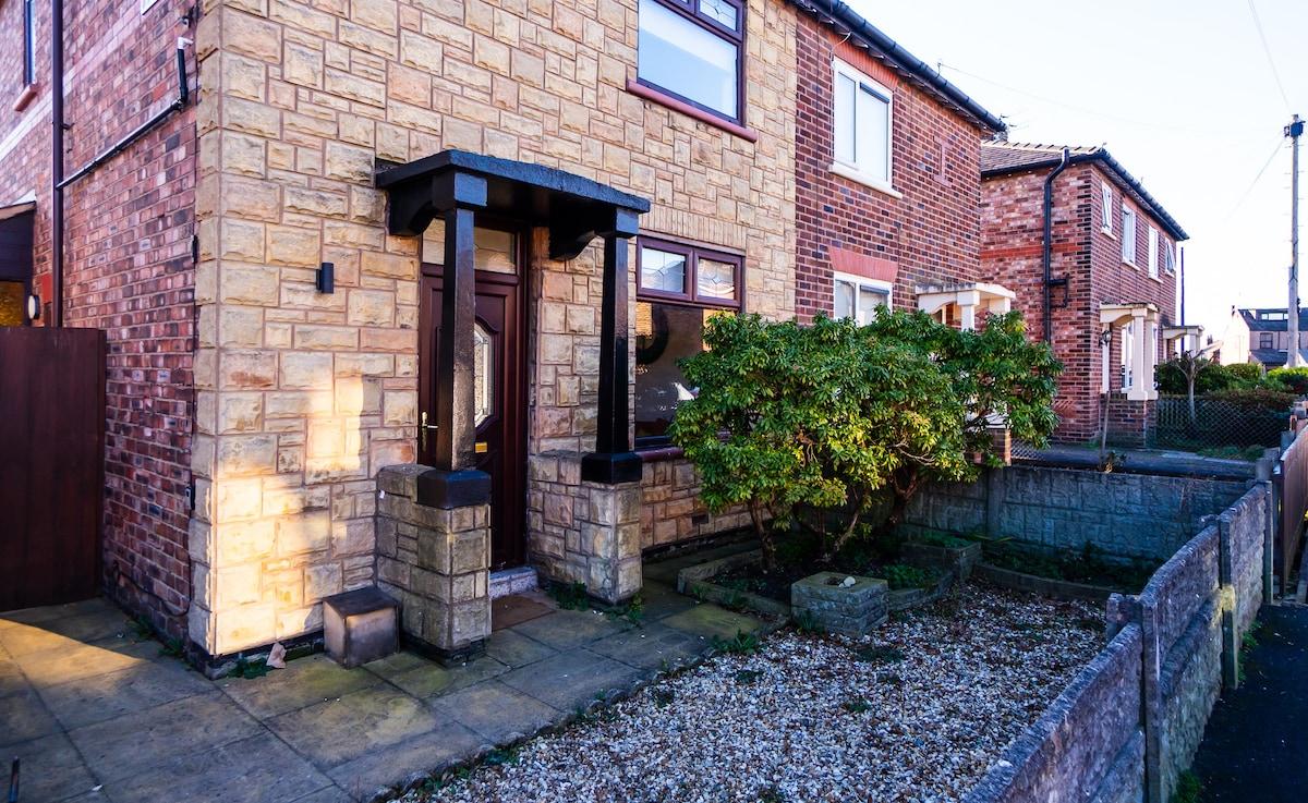 Cosy & Stylish Home in St Helens2
