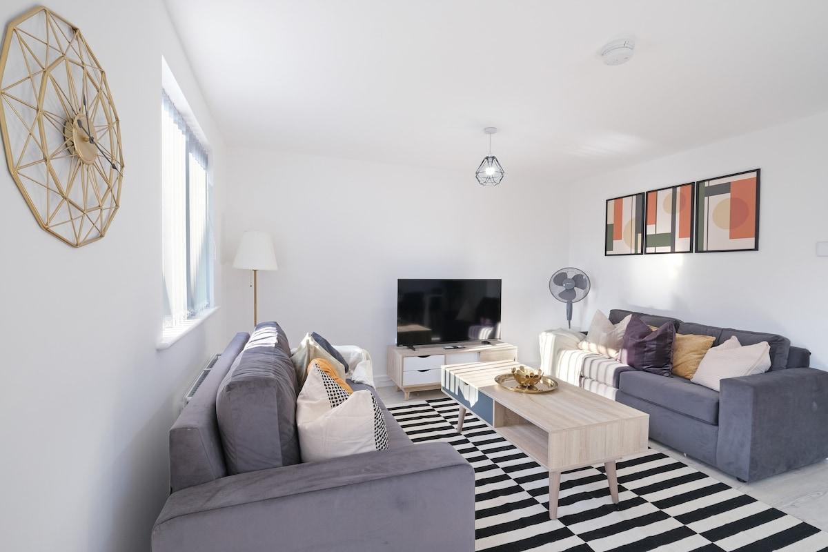 Luxaura 5 Bedroom 3 Bath Service House w/ Parking3