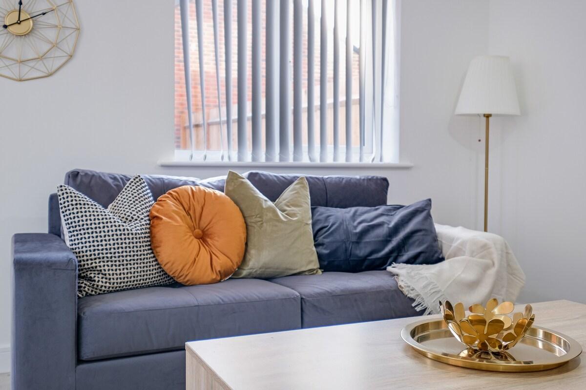 Luxaura 5 Bedroom 3 Bath Service House w/ Parking4
