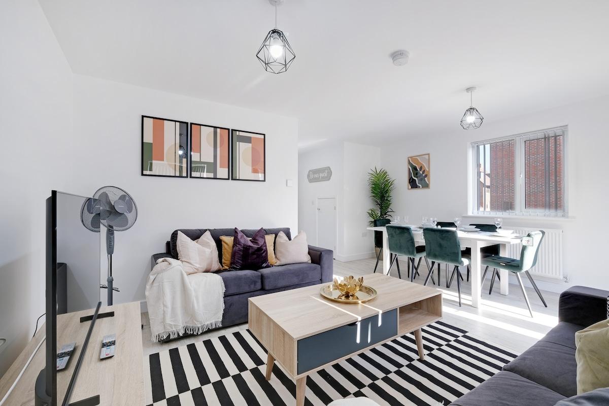 Luxaura 5 Bedroom 3 Bath Service House w/ Parking6