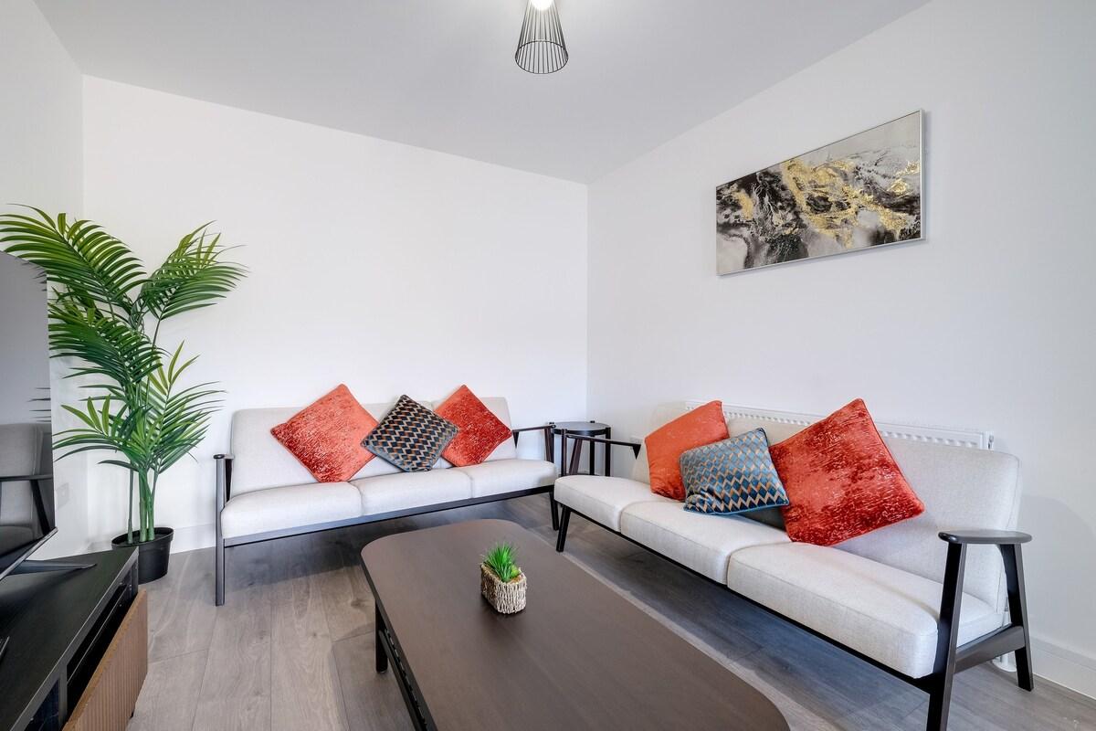 Chaucer Avenue 6 Bedroom + 3 Bathroom with Parking4