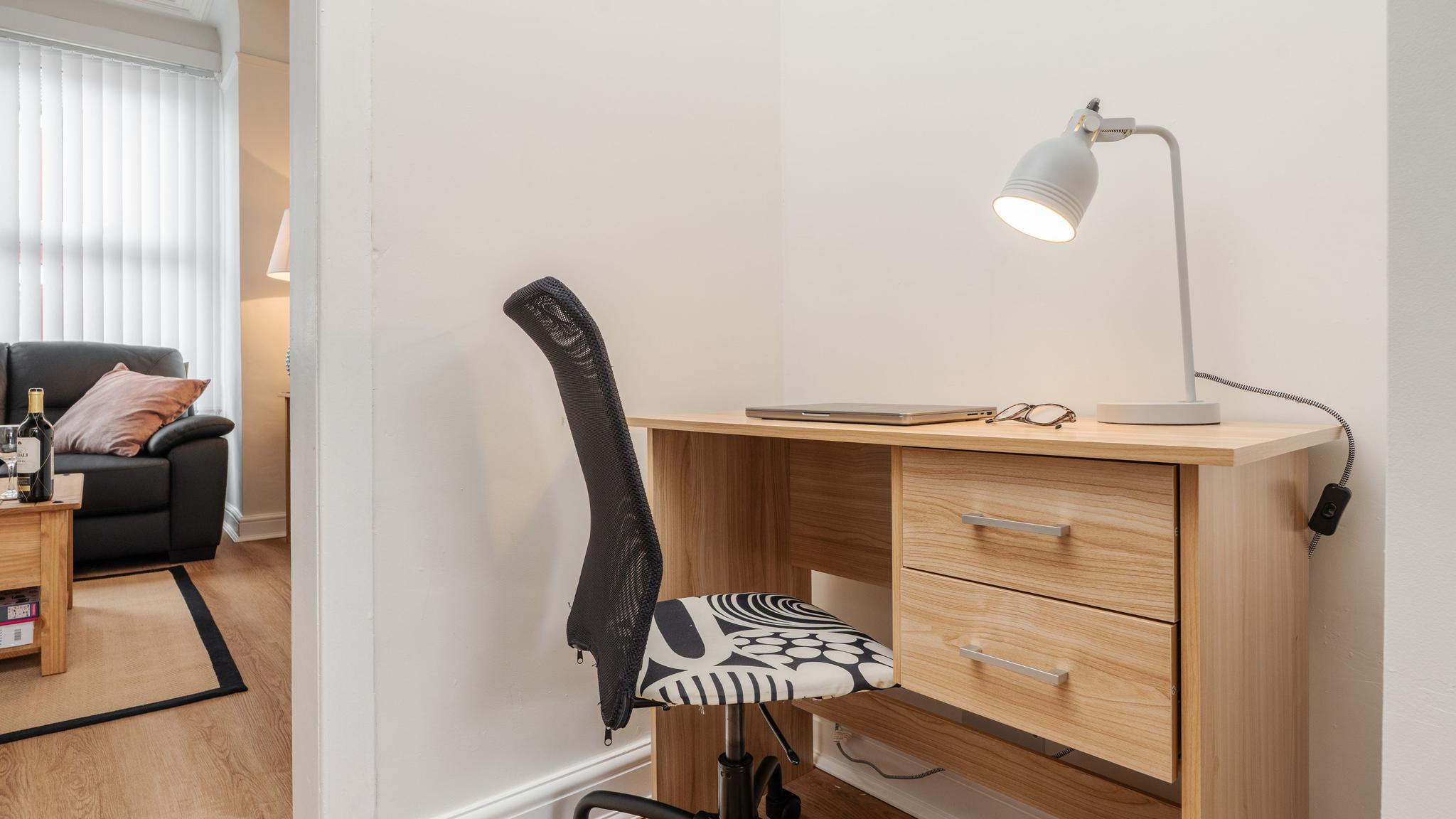 3-Bed House Near Liverpool | Long & Short Stays6