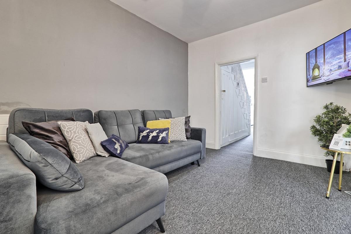 4BR Southend Retreat | Games Room | Sleeps 102
