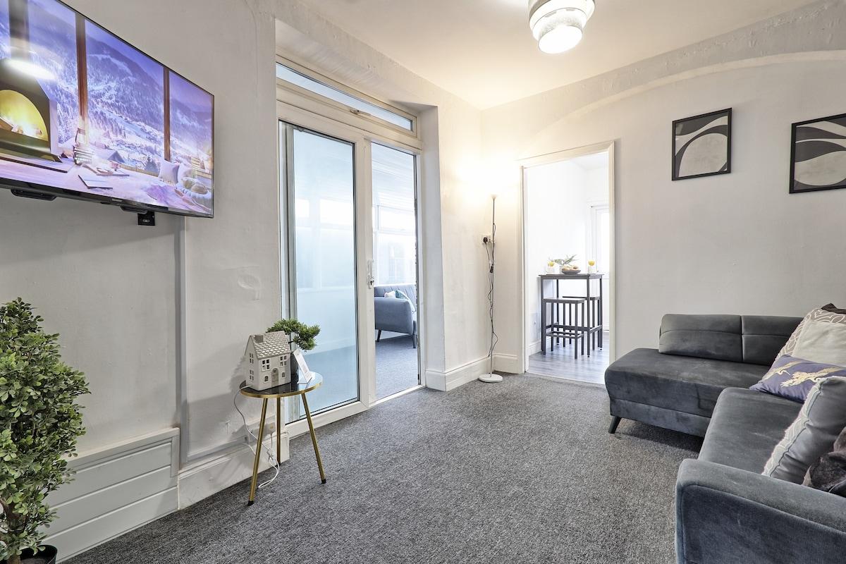 4BR Southend Retreat | Games Room | Sleeps 103