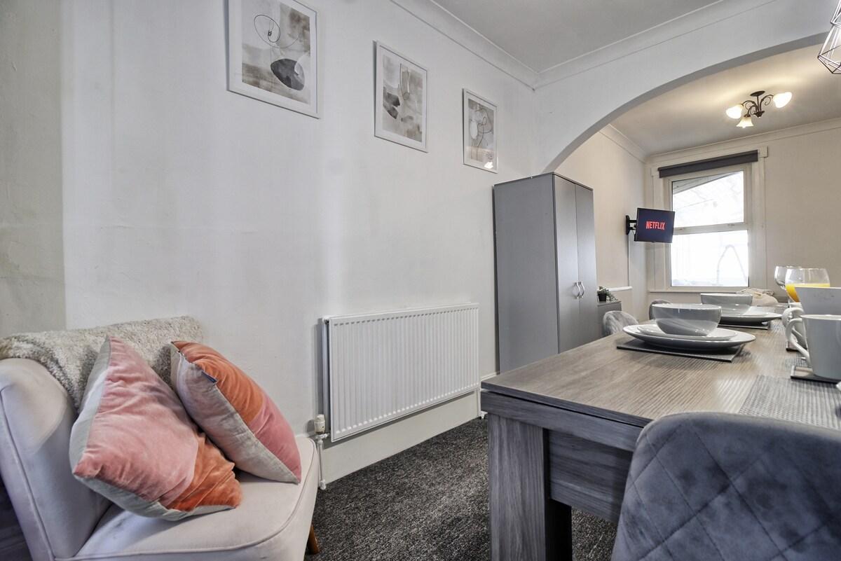 4BR Southend Retreat | Games Room | Sleeps 104
