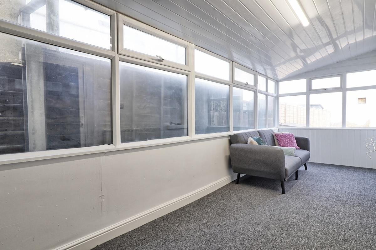 4BR Southend Retreat | Games Room | Sleeps 105