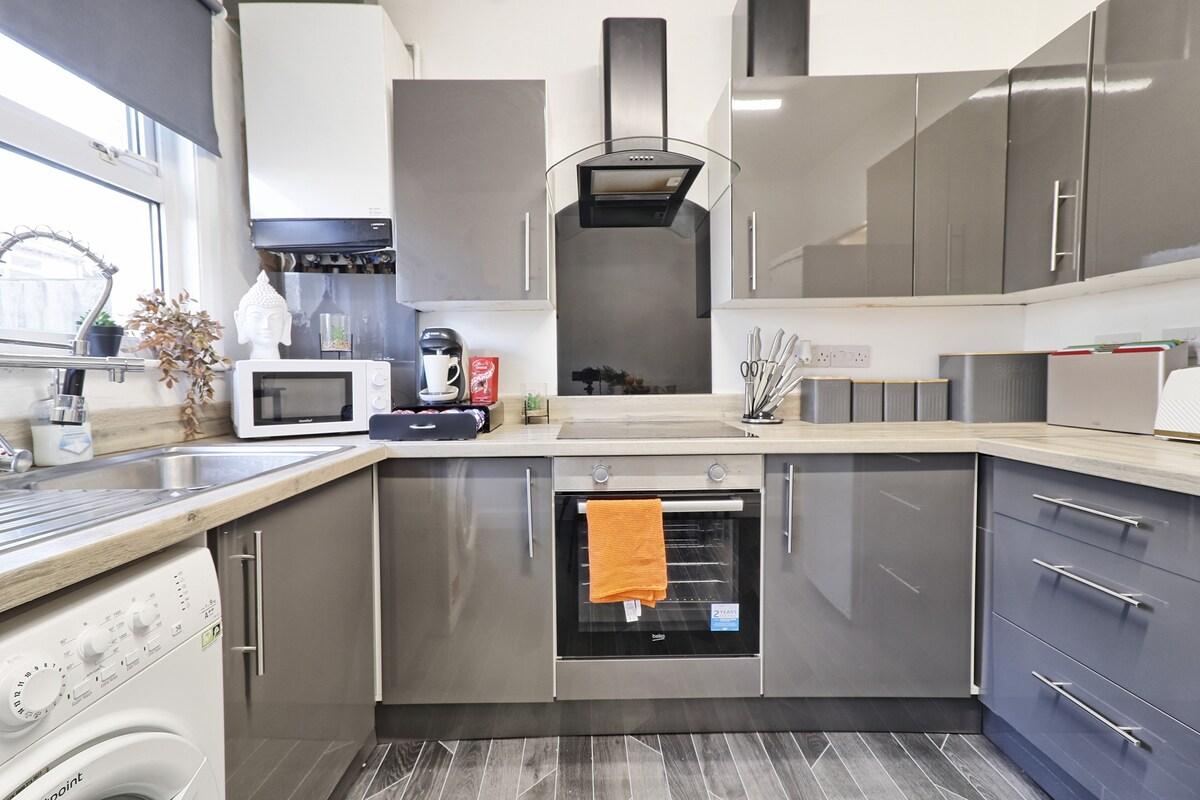 4BR Southend Retreat | Games Room | Sleeps 106
