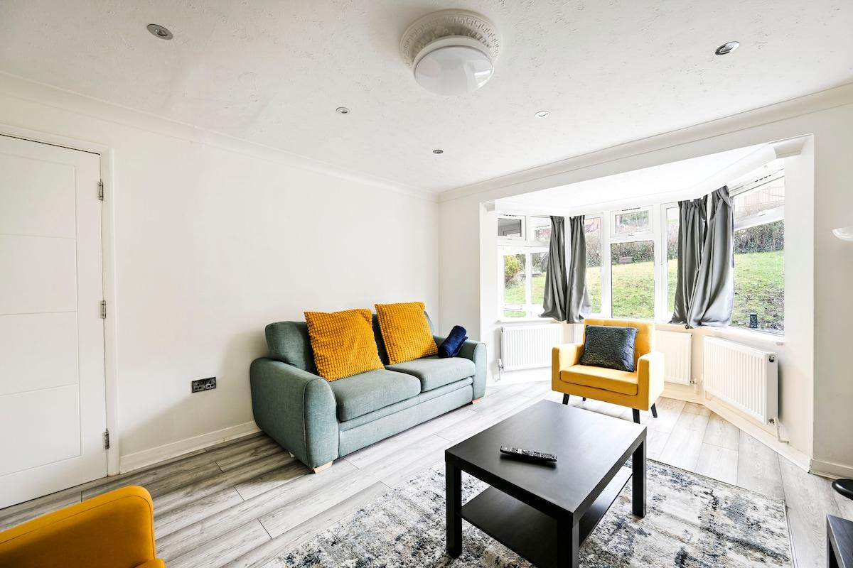 Spacious 4BR Stay | Private Garden & Free Parking1