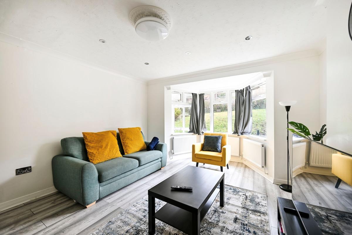 Spacious 4BR Stay | Private Garden & Free Parking2