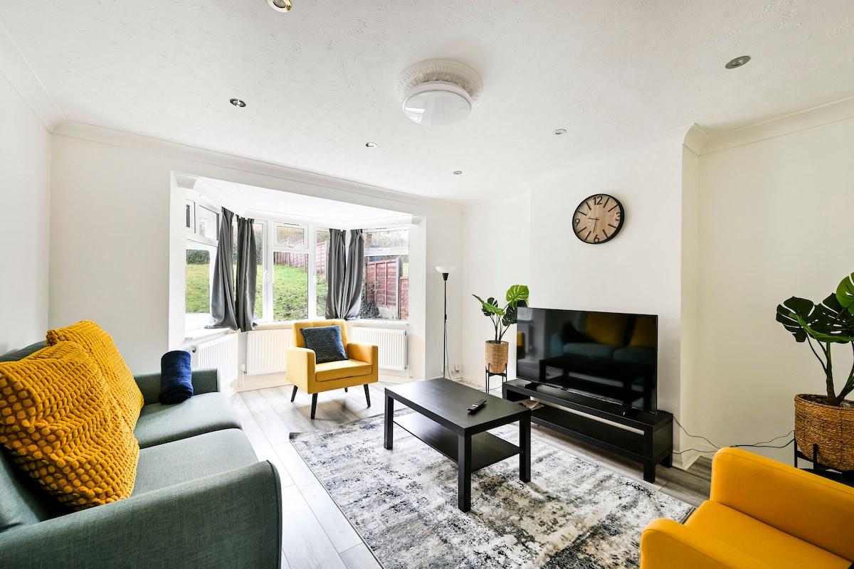 Spacious 4BR Stay | Private Garden & Free Parking3