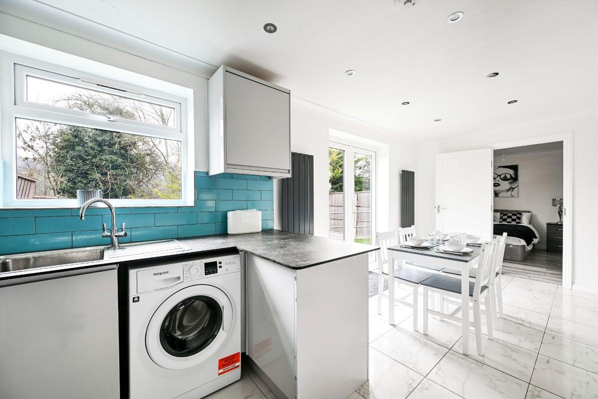 Spacious 4BR Stay | Private Garden & Free Parking4